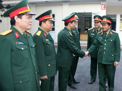 Lãnh đạo, chỉ huy Trung tâm nhiệt đới Việt-Nga đón đồng chí Tổng tham mưu trưởng Đỗ Bá Tỵ.